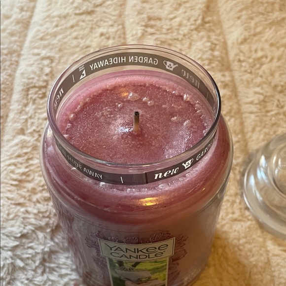 Yankee Candle Garden Hideaway Jar Candle - Mauve - Picture 3 of 3